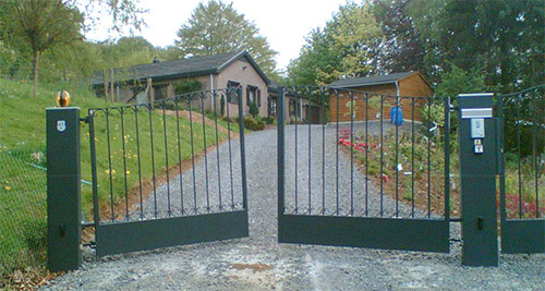 Le portail s'ouvre en suivant la pente